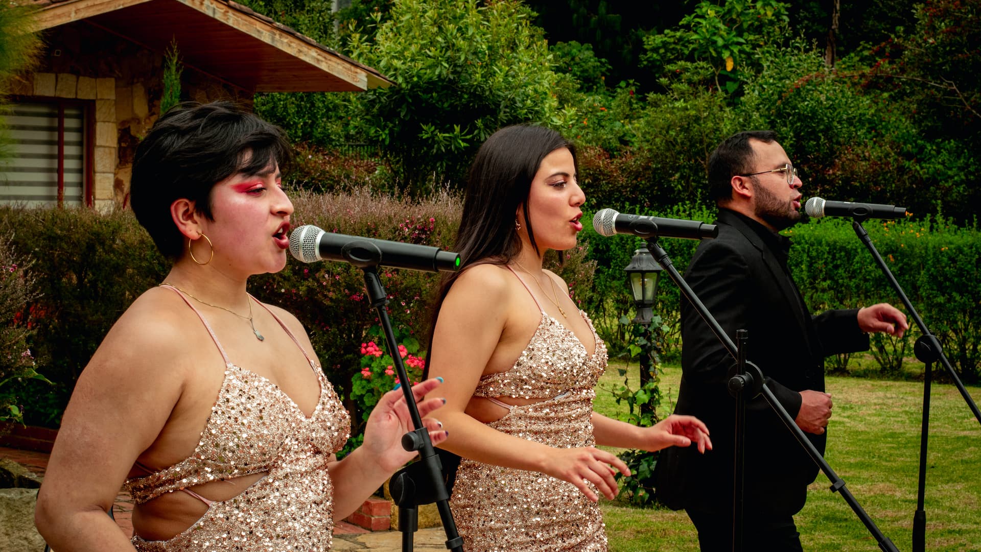 Cantantes de Nueva Aventura Orquesta interpretando salsa