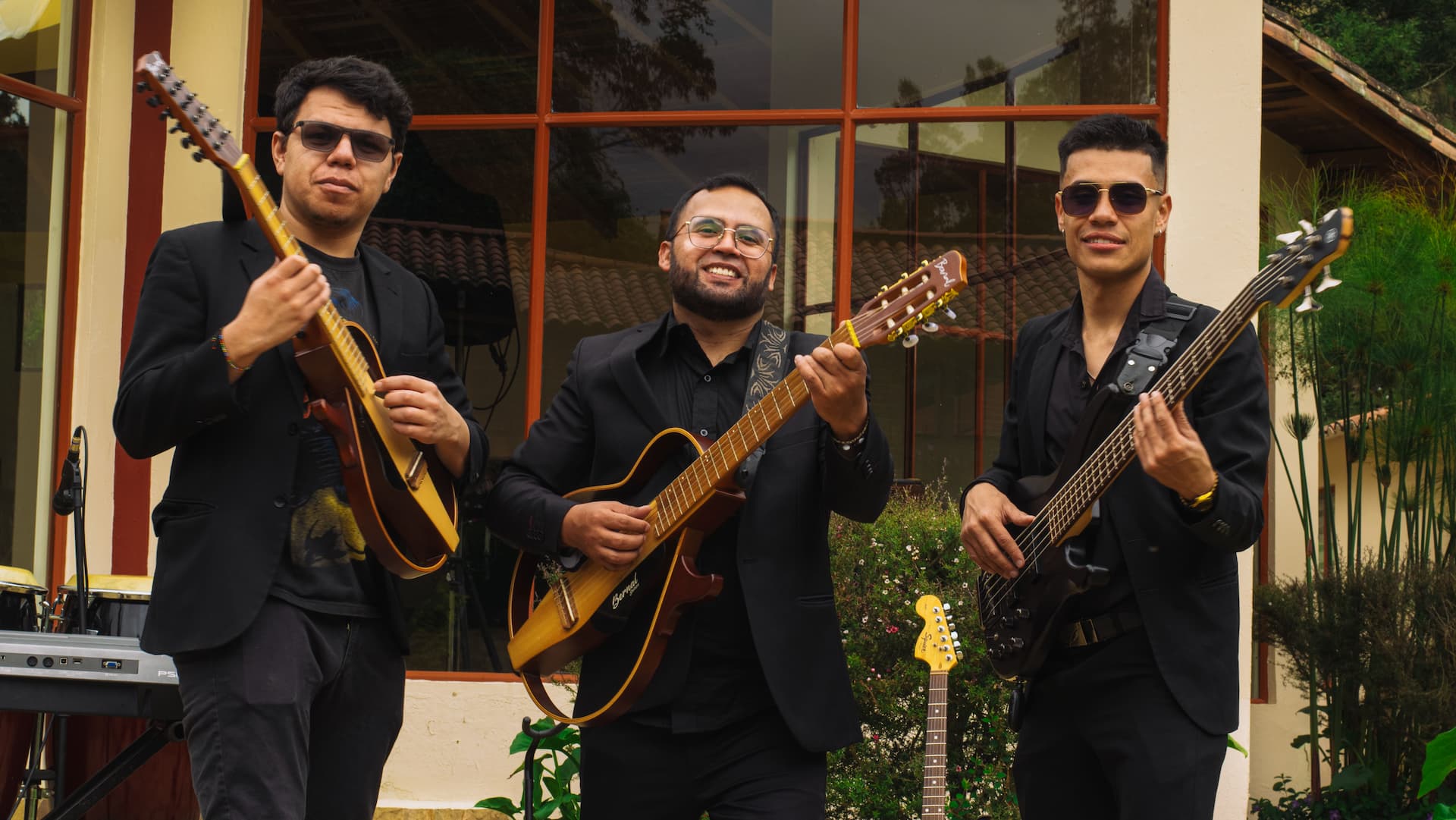 Foto grupal de cuerdas de Nueva Aventura Orquesta