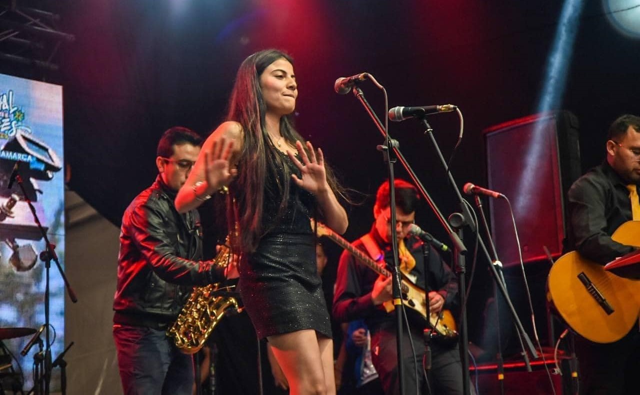 Show en tarima de Nueva Aventura Orquesta