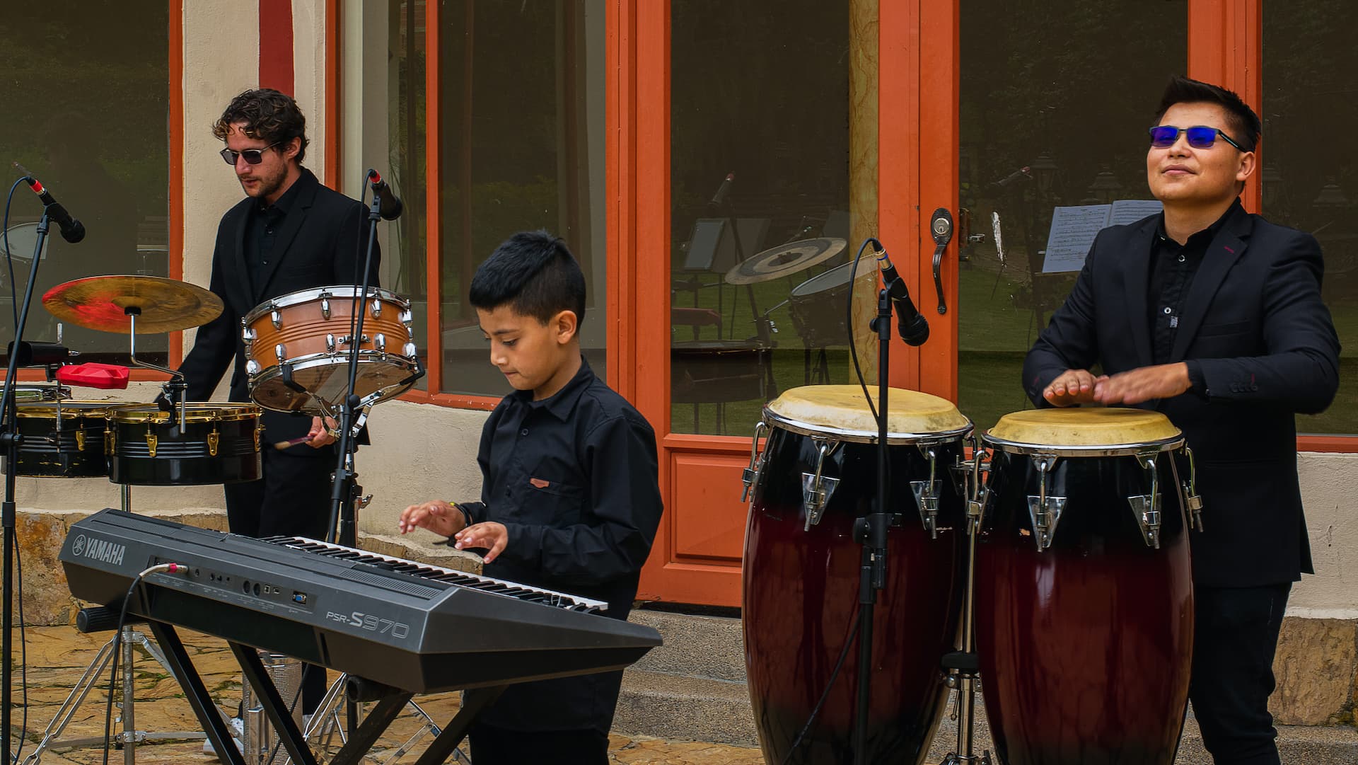 Percusion de Nueva Aventura Orquesta interpretando Cumbia