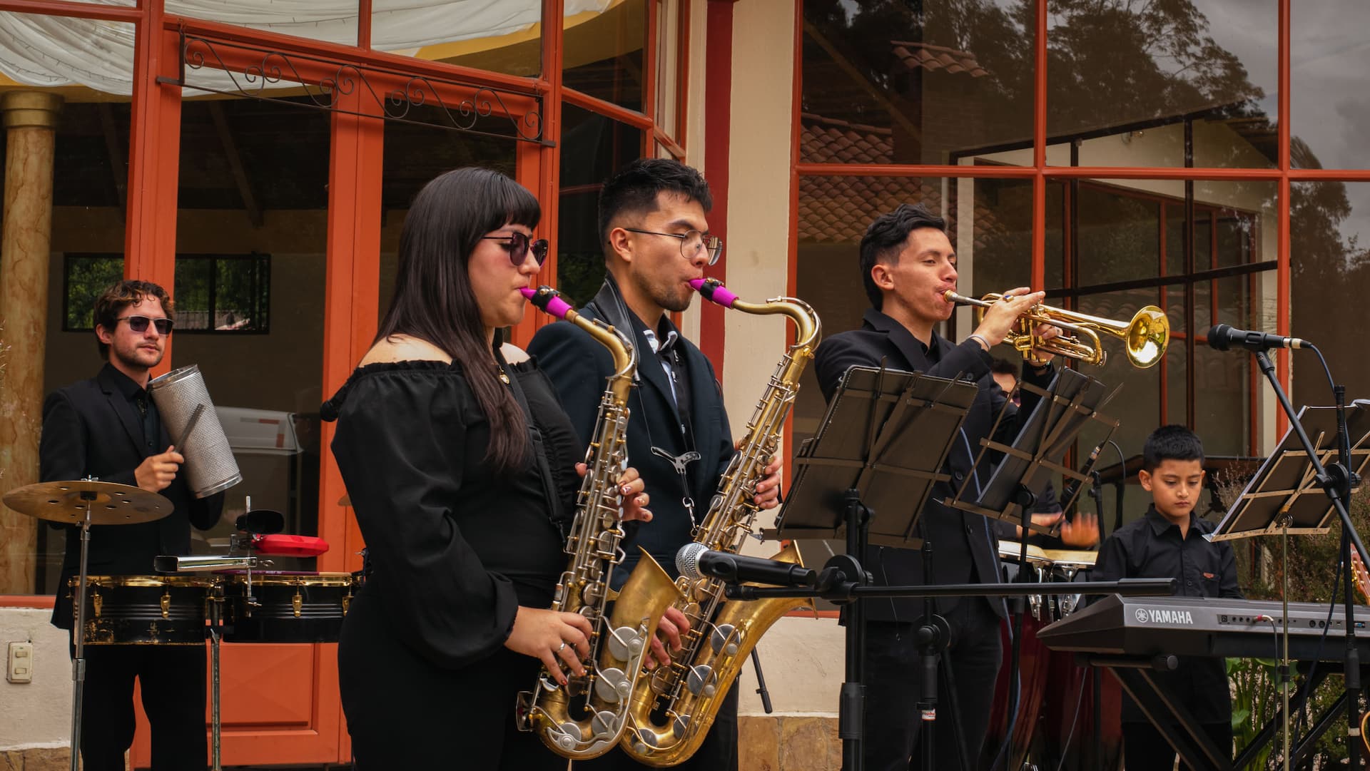 vientos de Nueva Aventura Orquesta interpretando merengue